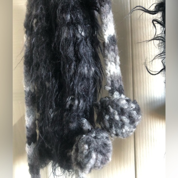 Soft Grey and Black Winter Scarf - pompous - Picture 5 of 5